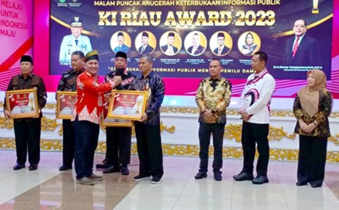 Kategori Peringkat Informatif se-Kabupaten/Kota, Rohil Raih Komisi Informasi Award 2023