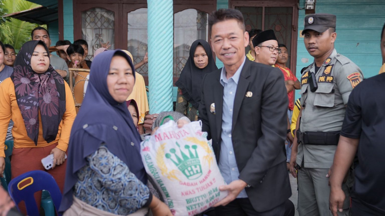 Bupati Rohil Bagikan Ratusan Paket Sembako Pada Warga Terdampak Banjir