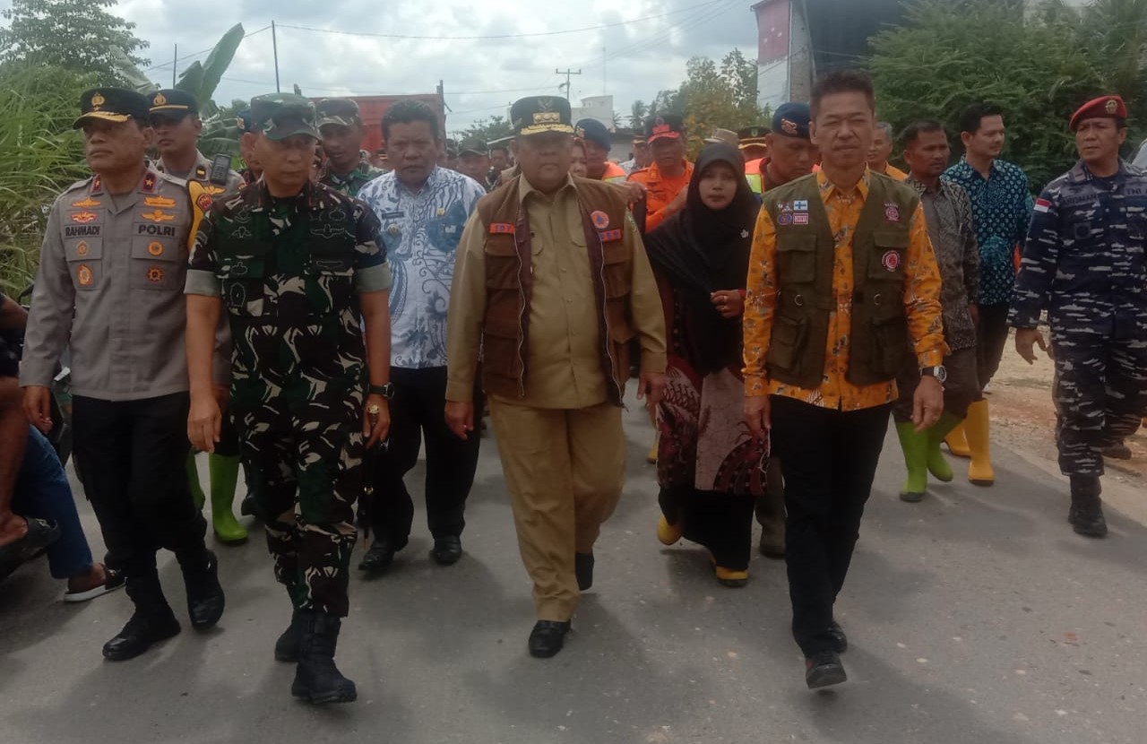 Bupati Rokan Hilir Dampingi Gubernur Riau Salurkan Bantuan Sembako Untuk Pengungsi Banjir
