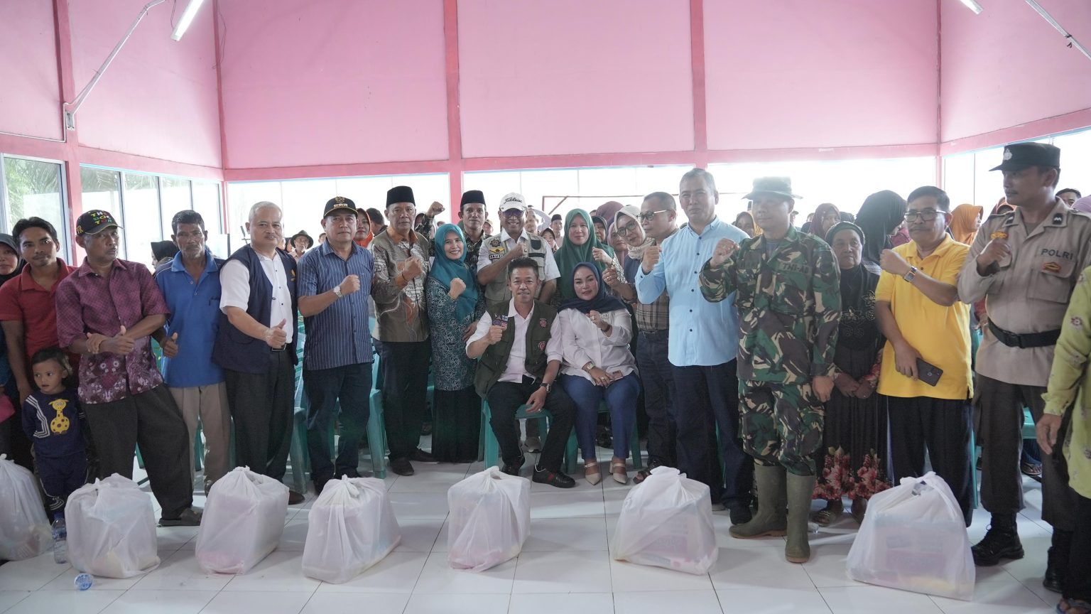 Bagikan 1350 Paket Sembako Korban Banjir, Bupati Rohil Ucapkan Terimakasih Kepada PT. Mass 2