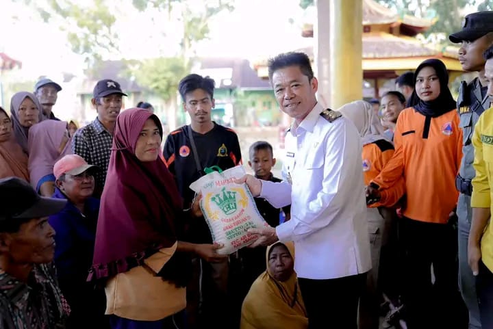 Bupati Rohil Bagikan Ratusan Paket Sembako Pada Warga Terdampak Banjir