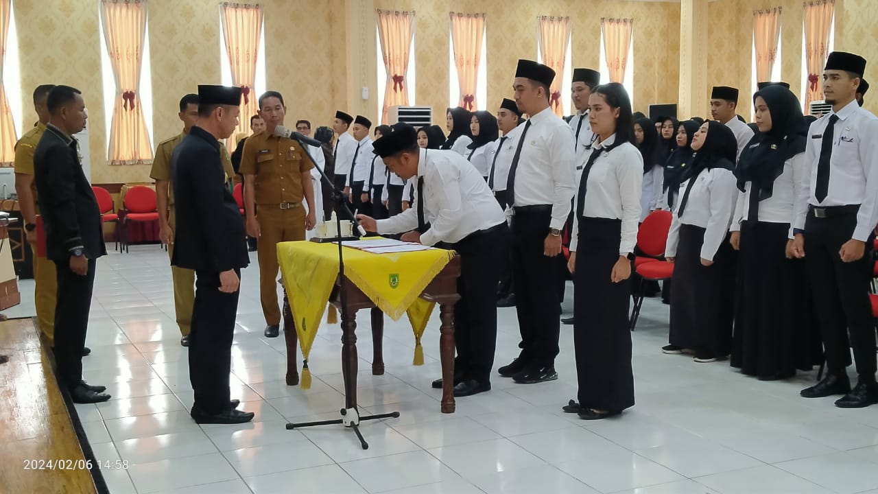 Bupati Rohil Serahkan 84 SK PNS Formasi Tahun 2021 dan Lantik Jabatan Fungsional Tertentu