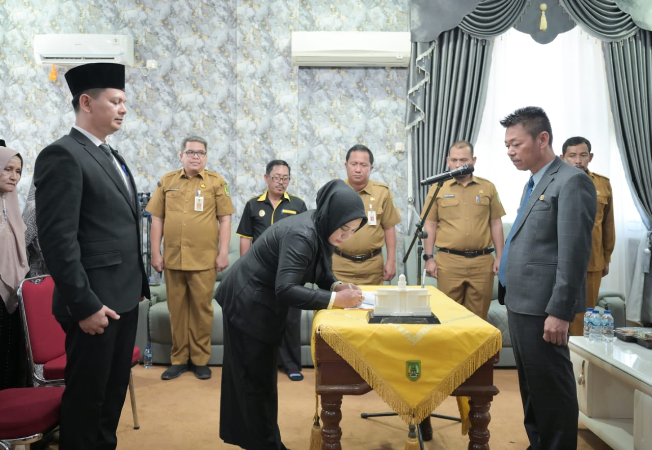 Bupati Rohil Lantik Direktur Utama dan Umum PD Bank Pengkreditan Rakyat Rokan Hilir