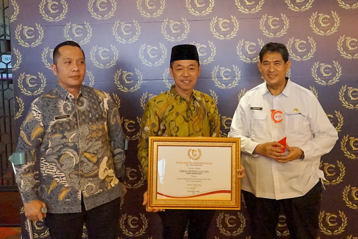 Bupati Rohil Terima Anugrah Cakaplah Award sebagai Kepala Daerah Peduli Kerukunan antar Suku dan Agama