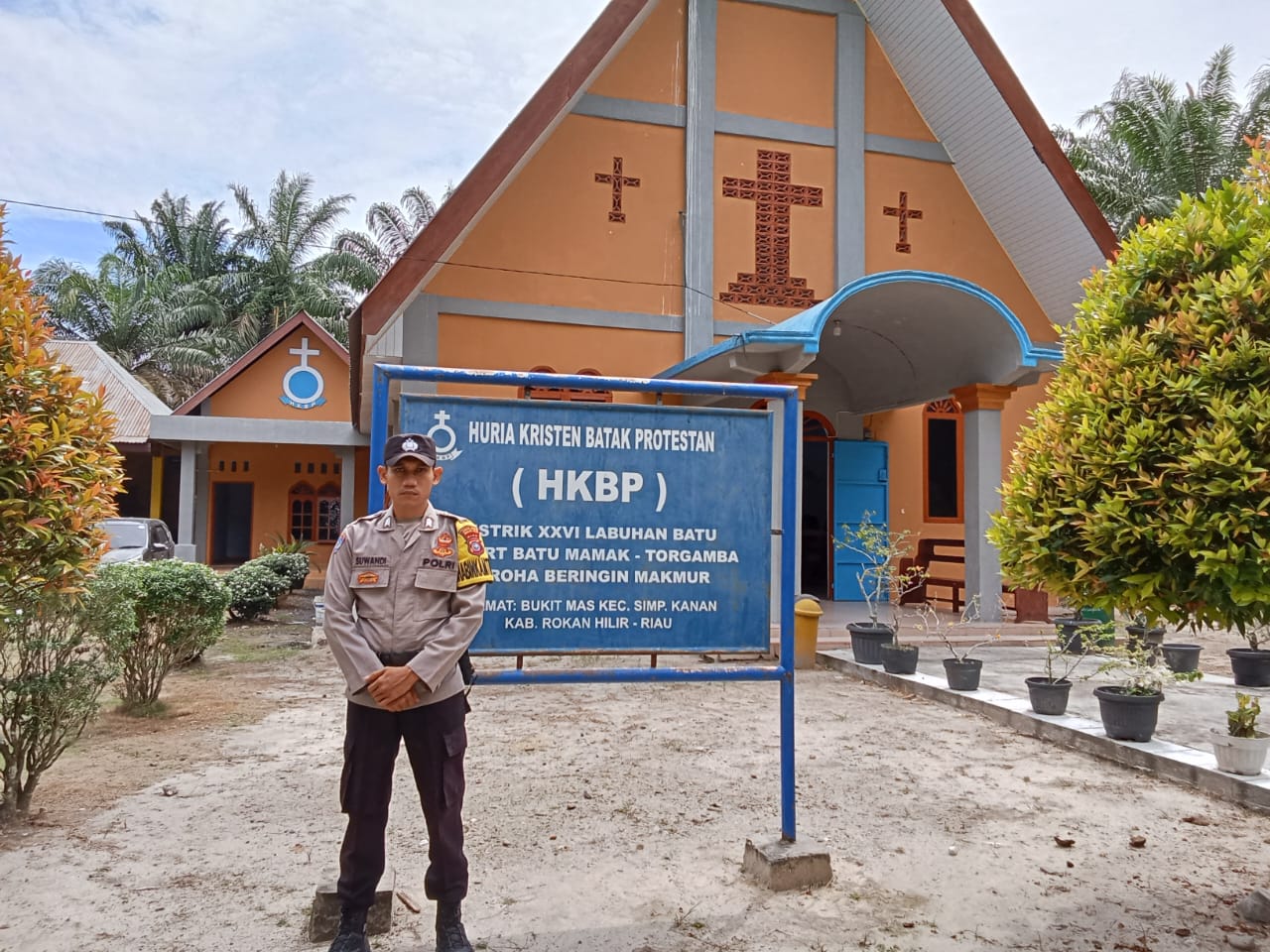 Ciptakan Kamtibmas, Polsek Simpang Kanan Lakukan Pengamanan di Gereja HKBP Bukit Mas